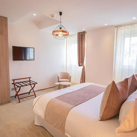 ホテル Des Quinconces Centre 5*